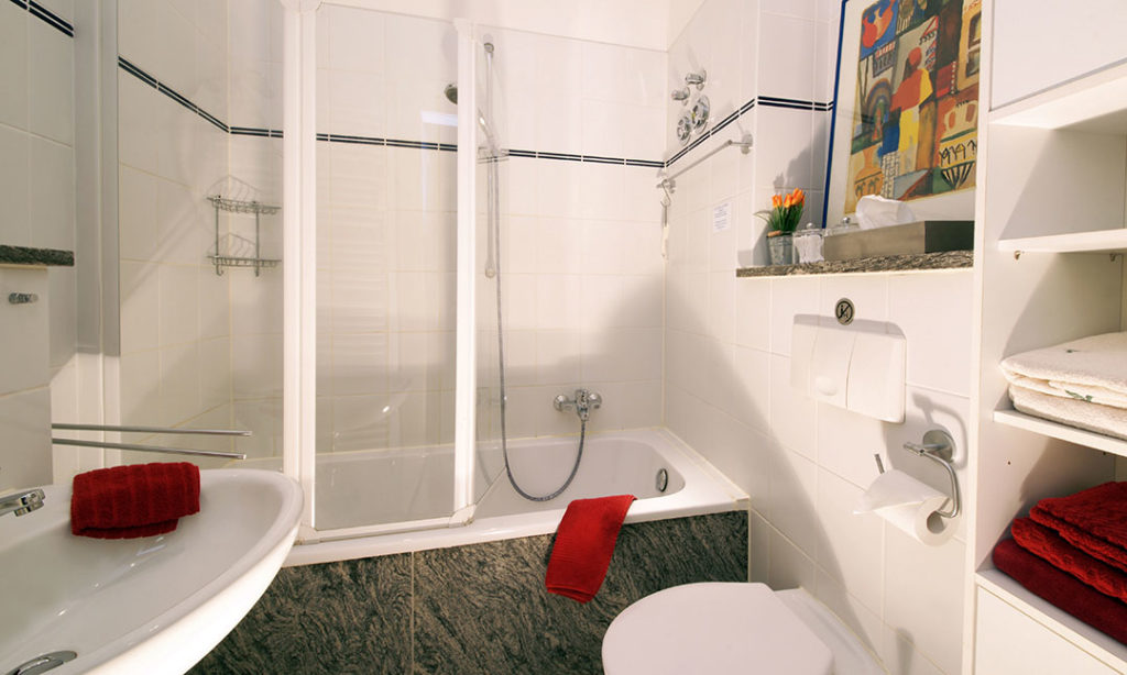 Bad mit Wanne und Duschwand für das Ferienzimmer August Macke im Gästehaus Wohnen mit Ambiente