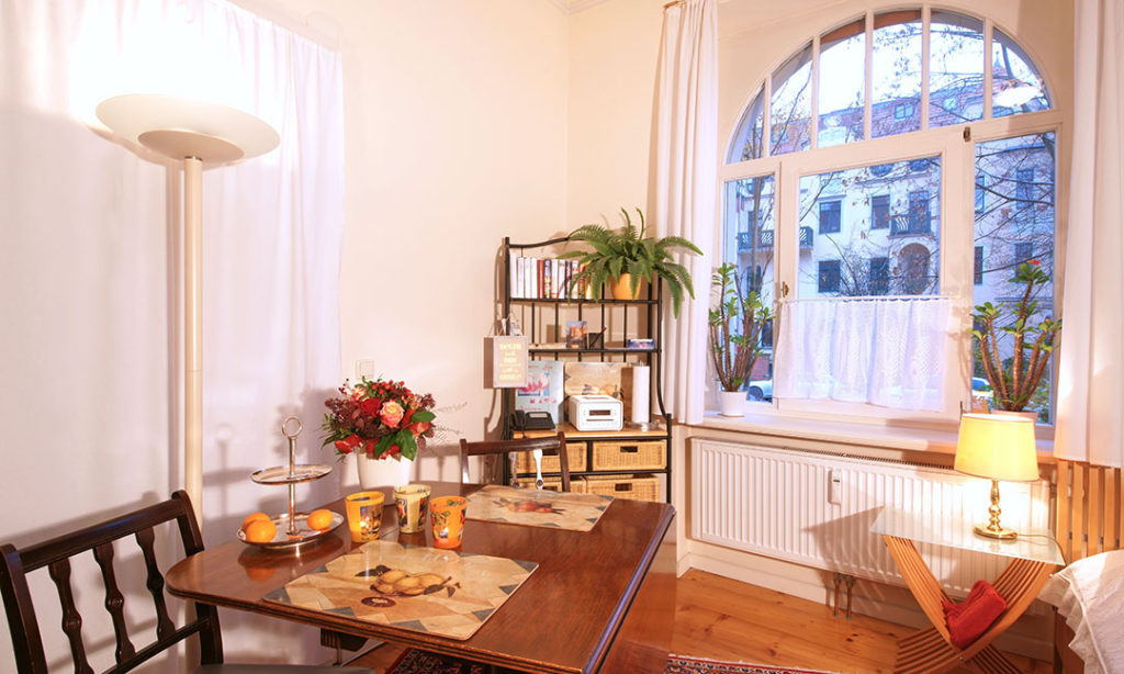 Schöner Holztisch im Ferienzimmer August Macke mit Blick zum Fenster auf die Anton-Graff-Straße
