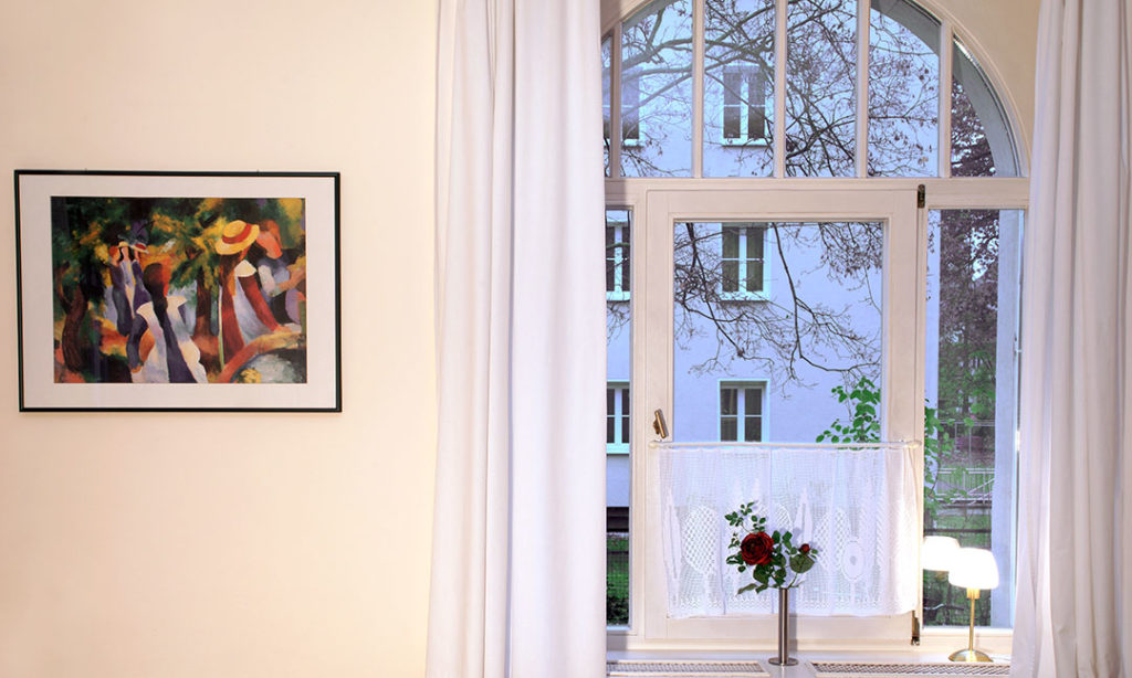 Ferienzimmer August Macke mit Blick zum Fenster im Hof, Wohnen auf Zeit in Dresden Nähe Fetscherplatz