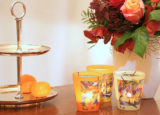 Dekoration im Zimmer August Macke: Macke-Kerzen, Blumenstrauss und Etagere