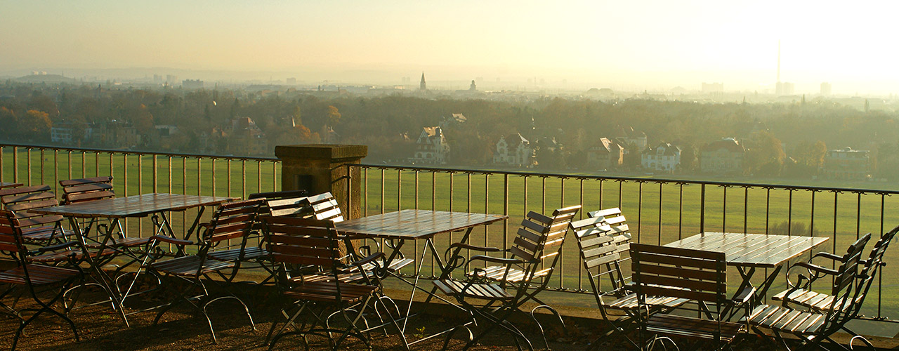 Genießen Sie den Blick von den Lingnerschloss-Terrassen auf die Stadt Dresden.