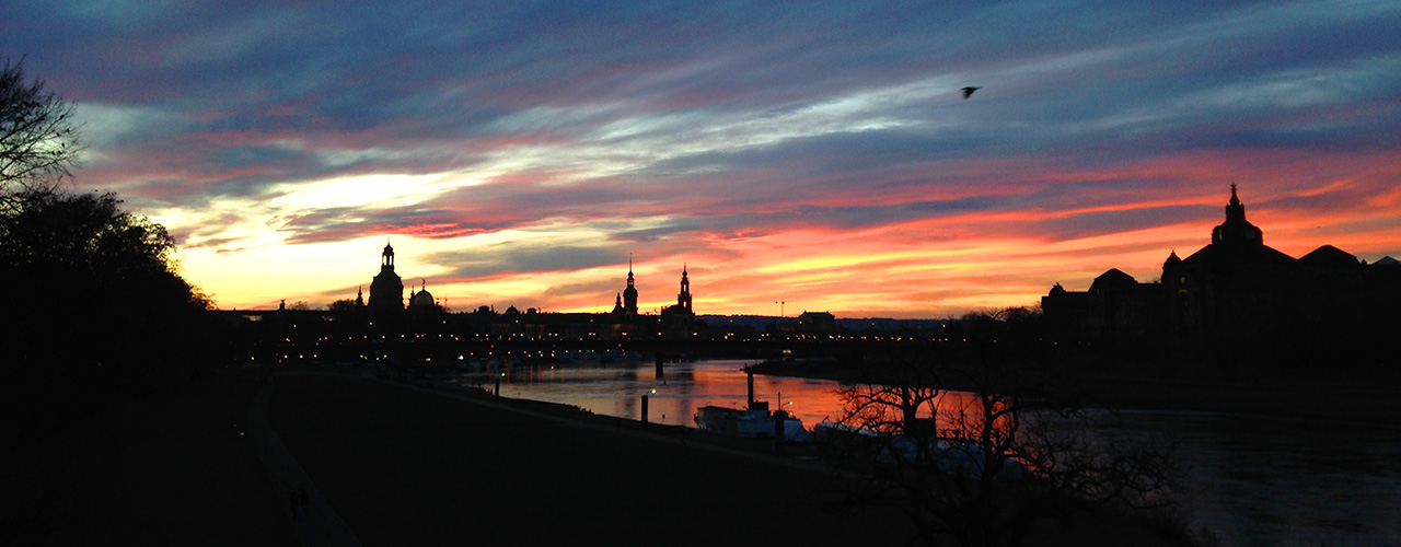 Dresden-Panorama: Genießen Sie die Abendstimmung an der Elbe.